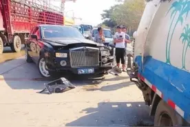 浙江最牛车牌的劳斯莱斯被农用车追尾，豪车司机只能无奈将车开走图片