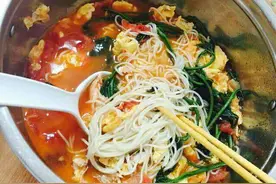 王源吃妈妈亲手烹制的面条的样子萌到炸，您的好友“锅”再度上线图片