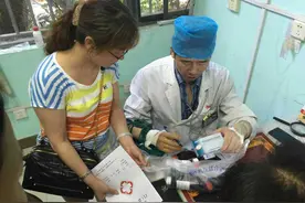 敬业！武汉这个医生背着心脏监护仪打着夹板看了106名病人图片