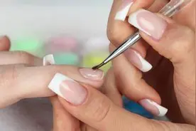 美甲时候损伤了甲沟旁的皮肤会感染艾滋病吗？图片