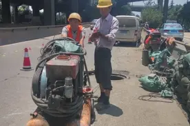 昆明二环早高峰时堵“疯”了 原来是下水道清污影响到交通图片