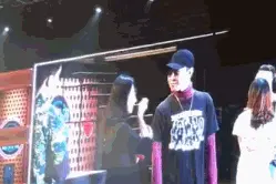 被粉丝亲的男星，权志龙害羞薛之谦惊吓，陈伟霆最主动索吻粉丝图片