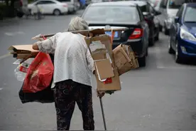 90多岁，居然还在捡垃圾，得知真相后我懵了.......图片