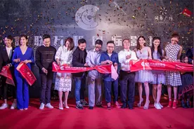 张智霖穿厚卫衣来40°的重庆 和袁咏仪互黑：绝不和对方拍电影图片