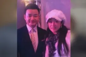 央视主持人41岁李佳明近照，与貌美妻子18岁相恋，妻子来头不小视频封面