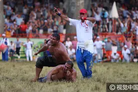 第655届土耳其传统泥油摔跤大赛 壮汉浑身抹油草地抱摔图片