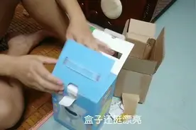 爸爸回来啦，给四个月的宝宝又买了什么玩具呢？宝宝会喜欢吗？