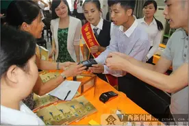 邮储银行陆川县支行举办贵金属展销会图片