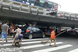 人行道红绿灯同时亮走还是不走？图片