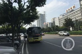 这里明明没有站牌 为啥多个公交车在此停靠?图片