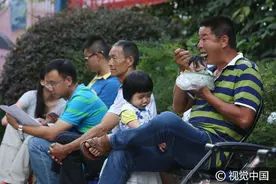 昆明：幼儿园开始招生名额有限，家长领号排大队图片