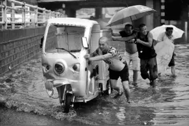 沈阳：三轮车被水淹众人推图片