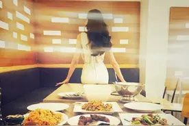 张天爱深夜晒美食 张天爱男友疑曝光 张天爱男友是谁？图片