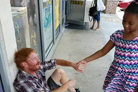 美6岁女童热心帮助流浪汉温暖人心图片