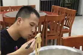 大胃王消防战士吃光盆面：为救火两天无眠图片