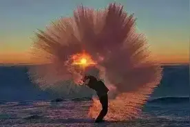 漠河零下四十五度，泼开水瞬间成冰，美爆了！图片