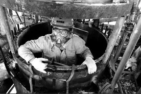 南京检测员酷暑天钻球罐 进去两三分钟湿透全身图片