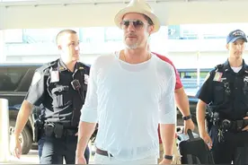 星装解析：布拉德皮特穿包Tom Ford白色休闲裤 高贵帅气图片