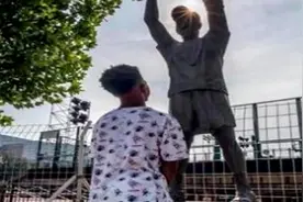 马布里：带儿子看自己雕像激励自己更努力 儿子未来会进NBA视频封面