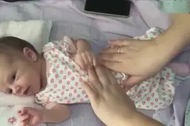 外国宝妈手把手教您如何给宝宝进行通便排气按摩