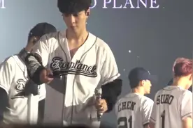 看得出张艺兴好累 赶紧拿一瓶水来喝视频封面