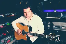 千万不要把吉他当成简单的拨弦乐器，一把吉他=贝斯+吉他+鼓！