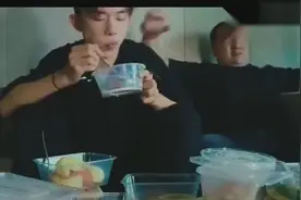 易烊千玺边吃美食边接受访问，一言不合就开怼，身后胖虎实力抢镜视频封面