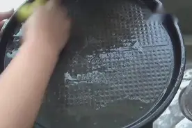 电饼铛糊锅难清洗教你简单一招污垢自动脱落，太实用了