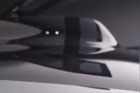 至尊座驾：这款劳斯莱斯科技感十足，自动规划路线，全智能服务