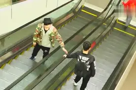 东北版电梯摸手，最后那一对是有故事的男同学啊图片