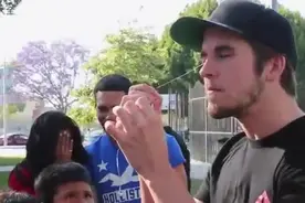 牛人的超强技能惊了吃瓜路人：从口中放根线进去，从眼睛里出来图片