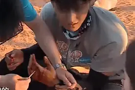 160715 黄子韬受伤强忍疼痛 丛林家族暖心陪伴图片