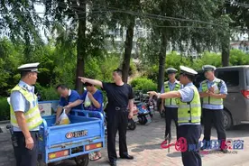 承德县交警大队领导深入一线督导暑期县城交通秩序管理工作图片