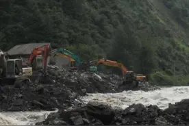 省道303线抢通，单边通行，四姑娘山景区生命线恢复畅通图片