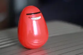 嗨蛋，这款用来搞笑的机器人玩具如何讲得一口相声？| YES or NO图片