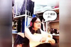 （WiFi下观看）俩逗比妹子在宿舍玩“戴耳机学说话”的游戏图片