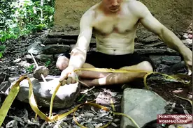 野外生存：国外牛人木屋小伙又出新作品了，手工打造钻木取火工具图片