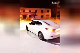 实拍：男子深夜驾车雪地甩尾漂移，最后那一下太帅了！图片