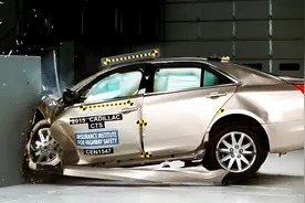 2016款凯迪拉克CTS25%小重叠碰撞实验图片