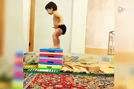 4岁小宝宝太猛了，超强后空翻动作，不敢相信是4岁小孩图片