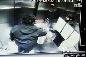 监控拍摄：电梯惊魂一幕！电梯门打开的一刻他吓尿了！图片