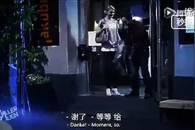 下雨了，男生把外套给女生之后~~~图片