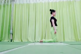 柔韧脊柱，防肩部胸部下垂，纠正驼背。（注意收紧腰腹，双肩放松