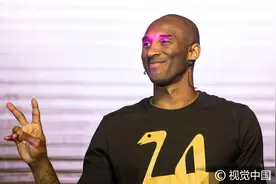 马尼拉：科比仍穿"LA"字样T恤出席活动 和粉丝互动笑容挡不住图片