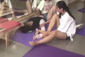 8岁女童因老师强化培训“撕腿”，痛苦哭喊练舞后肌无力