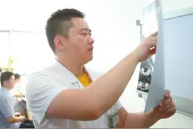 主动帮患者联系床位 老外也爱找他看病图片