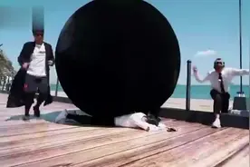 出大事了！baby现场摔地被大球压的倒在地上，全场人都吓坏了