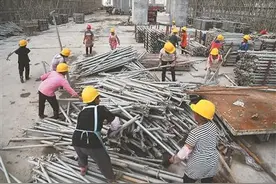探访高温下的建筑工地 四对夫妻挤一间房图片