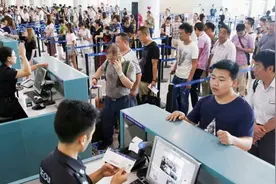 重庆机场：安检“举手示意法”提升暑运保障效率图片