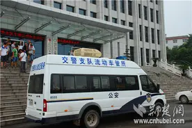 宜昌流动车管所让更多老百姓享受“家门口”的服务图片